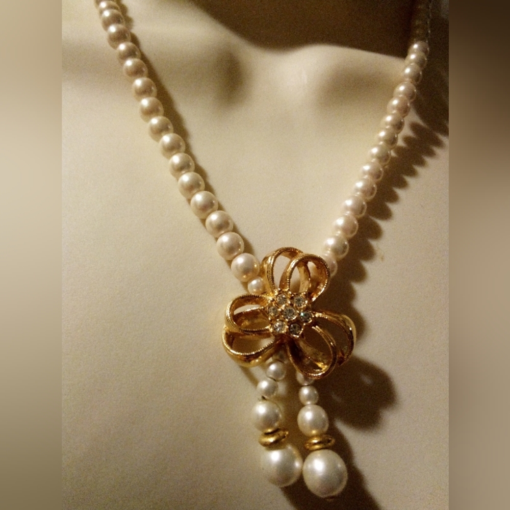 Vintage Avon Faux Pearl And Rhinestone Necklace 18 Inch - Picture 2 of 4